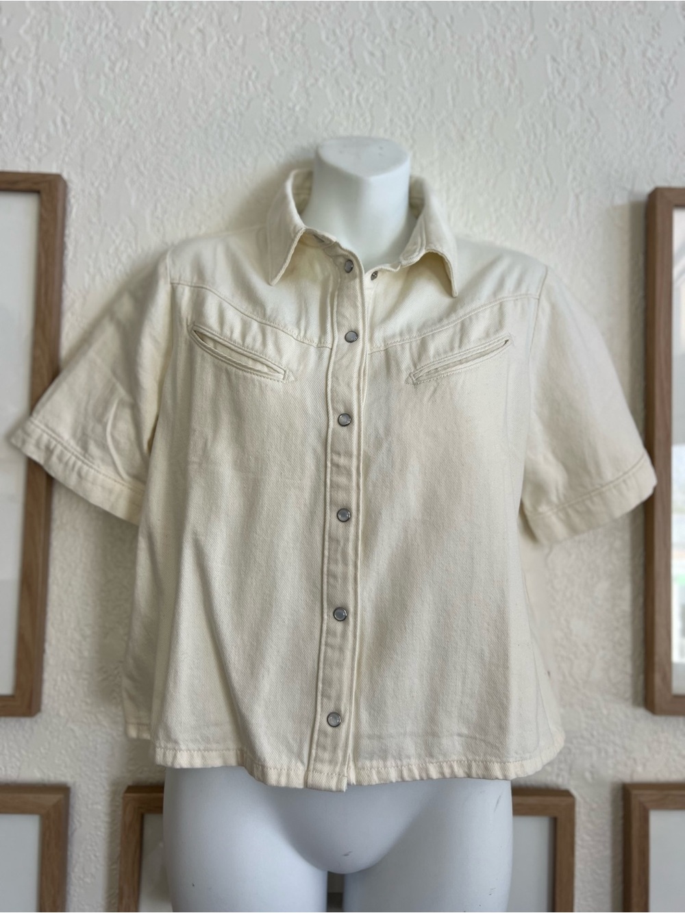 Levi’s Cream Short-Sleeve Denim Button Women’s Top, size small NWT!
